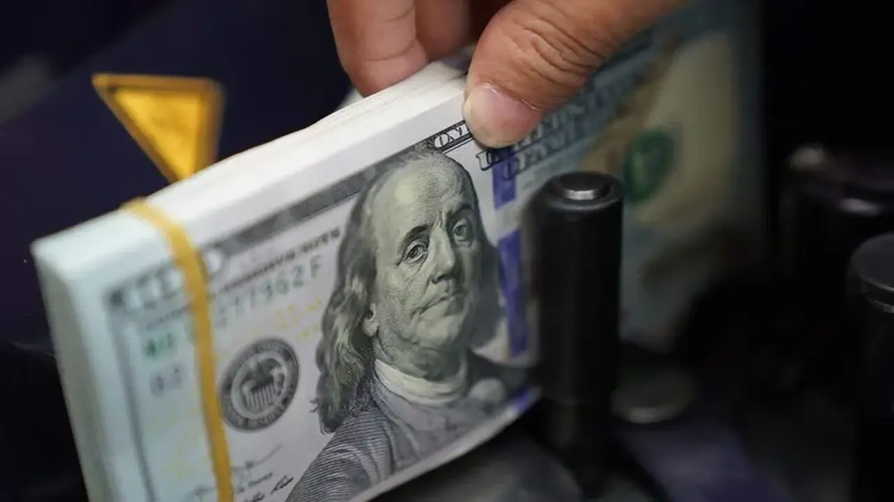 تذبذب سعر الجنيه أمام العملات الأجنبية في تعاملات البنوك المصرية اليوم الثلاثاء